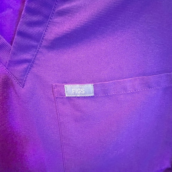 2pc bundle of FIGS Scrub Tops - Picture 9 of 16